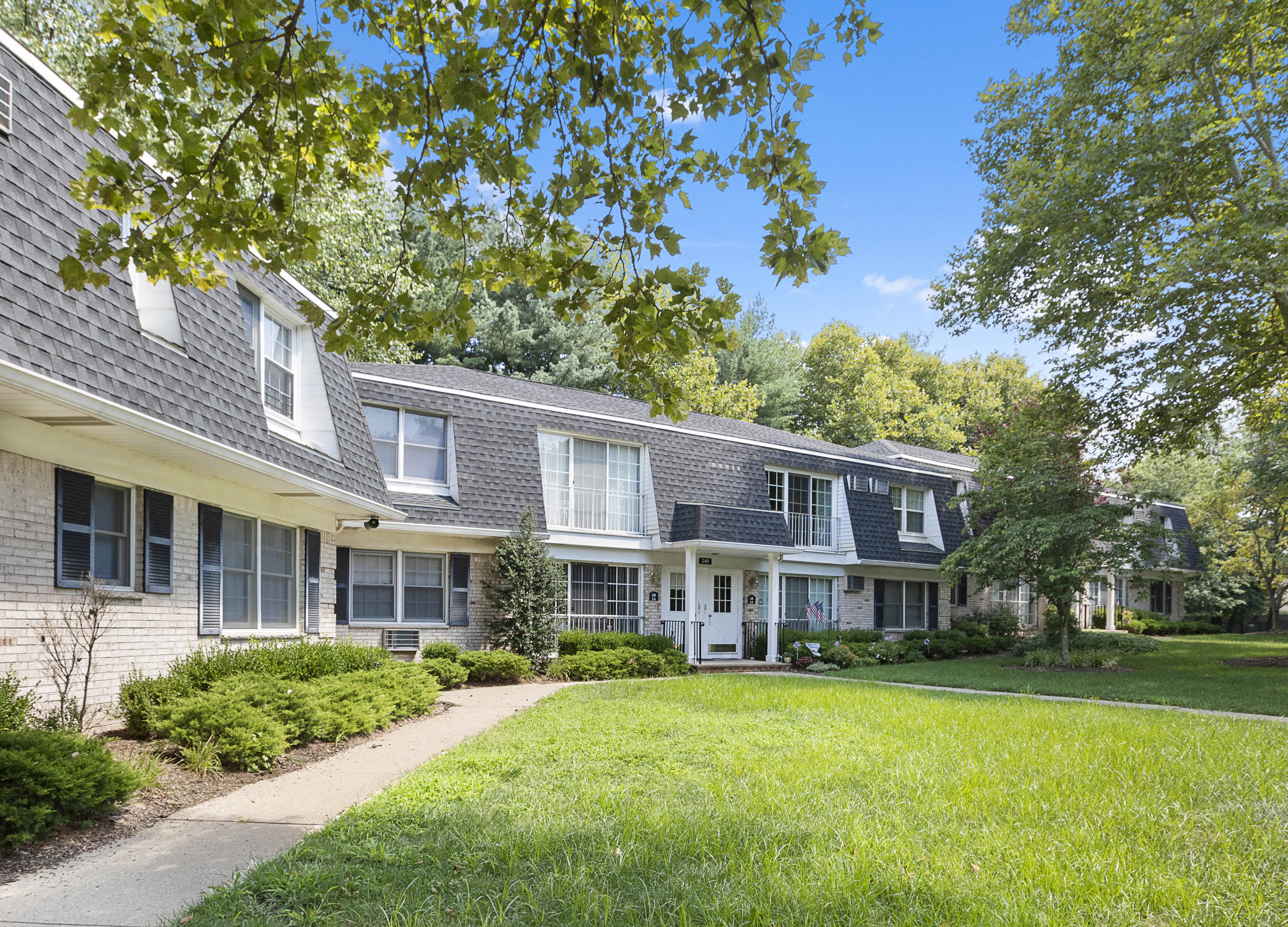 Village on the Green Apartments in River Vale, NJ